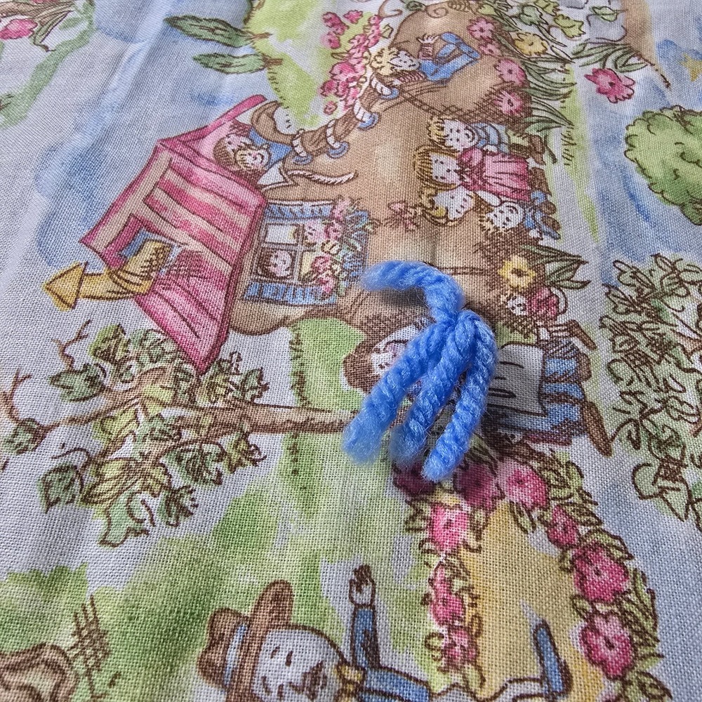 Vintage Childrens Quilted Blanket Play Mat Nursey Rhyme Scene Blue Pompom Ties - Picture 4 of 6